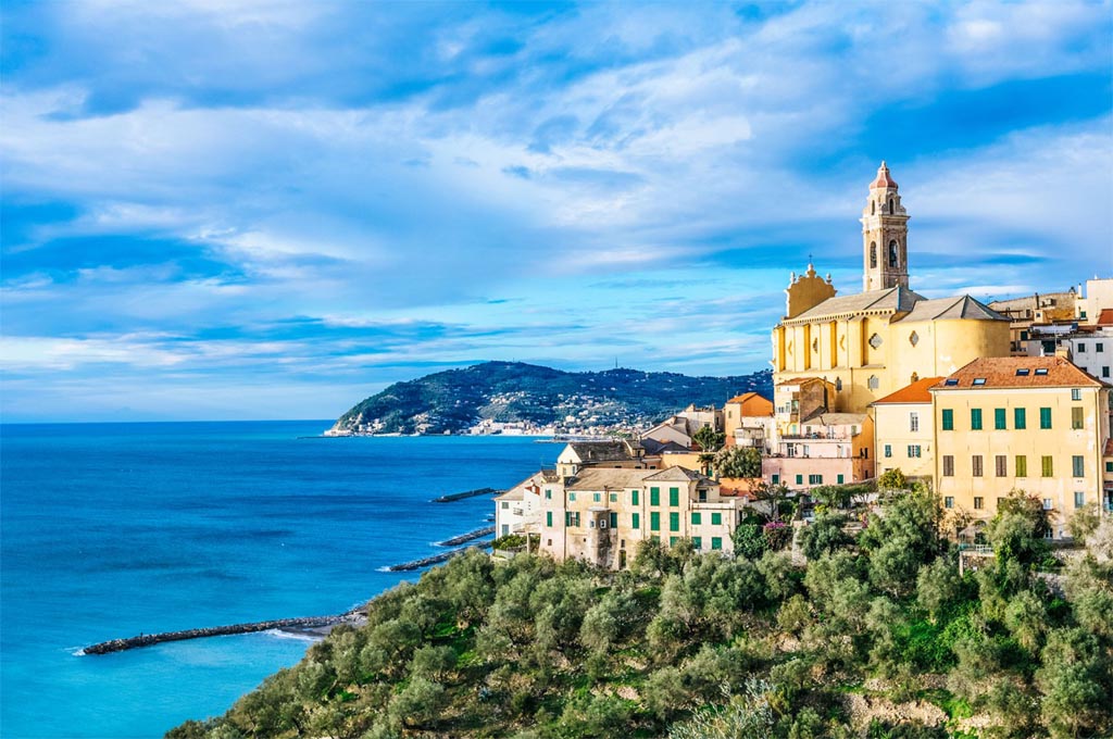 Chers lecteurs et passionnés de la Ligurie,

C'est l'été et les vacances et nous sommes heureux de pouvoir à nouveau vous accueillir sans restriction dans notre bureau à Hambourg et sur place à Dolceacqua, soit que vous souhaitiez acheter, louer ou être conseillé.

Derrière nous se trouvent des mois extraordinaires qui nous ont confrontés à des nouveaux défis personnels, familiaux et professionnels. Comme beaucoup d'entre vous j'ai eu plus de temps pour moi et ma famille, ainsi que la possibilité d'explorer mon pays d'origine et de découvrir de nouvelles choses. Mais plus le temps passait, plus je regrettais la Ligurie avec son climat agréable, ses beaux paysages, la Méditerranée étincelante, les parfums envoûtants du maquis méditerranéen, la cuisine délicieuse et, bien sûr, l'incomparable mode de vie italien.