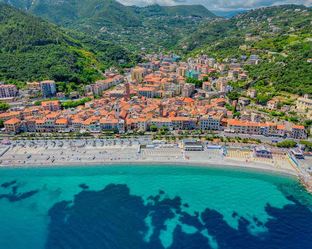 In this edition of our newsletter we would like to introduce you to the magical beaches of the Ponenta on the stretch from Genova to Ventimiglia. This region is known for its breath-taking coastline and beautiful beaches.