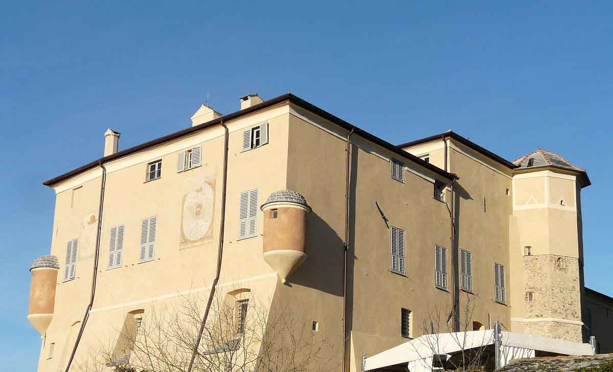 Castello di Garlenda - https://commons.wikimedia.org/wiki/File:Garlenda-castello1.jpg - Autore Davide Papalini