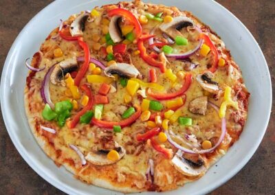 VEGATAR PIZZA Med/169,- Stor/219,- ost løk tomater sopp oliven mais paprika (H.M)