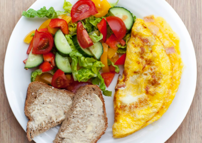 LAG DIN EGEN OMELETT  /169,-  Serveres med dressing friske grønnsaker, brød og smør