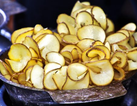 Chips de d’épluchures de légumes – recette idée du hall du Terroir