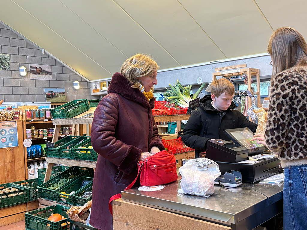 Magasin Hall du terroir, des clients achètent des fruits et des légumes.