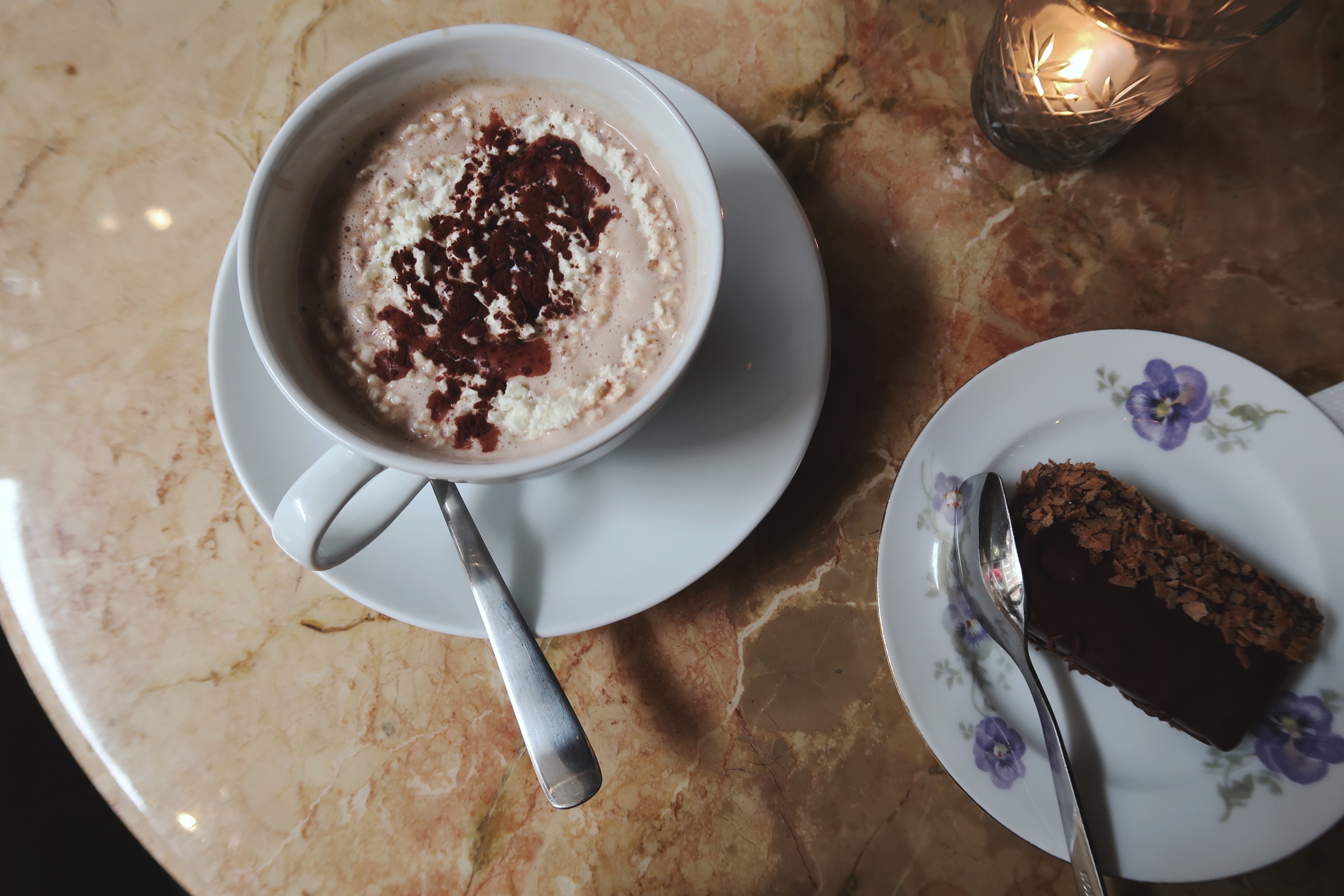 Underbart god varm choklad och fika på Hovby no 9 i Lund