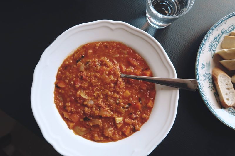 Enkel billig vegansk linssoppa. Perfekt för storkok.