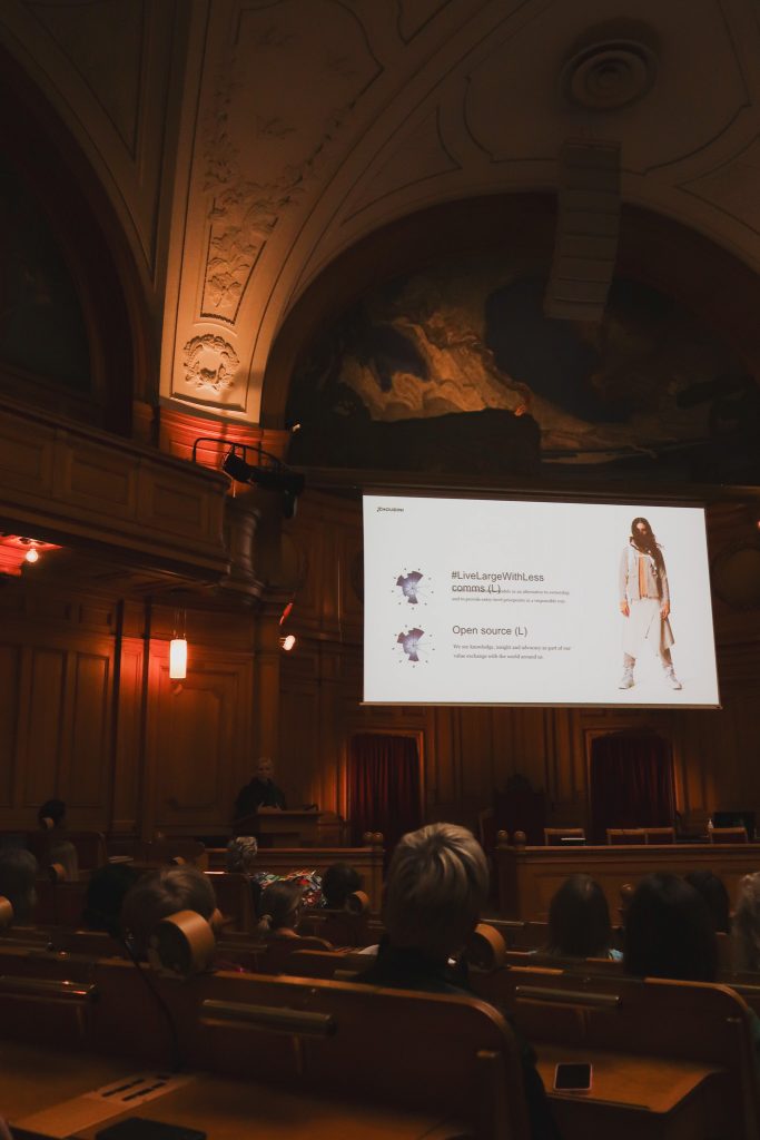 Event kring hållbart mode i Sveriges Riksdag - Eva Karlsson från Houdini Sportswear presenterar deras arbete. 