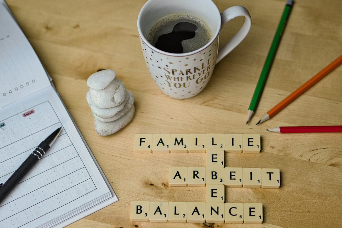 Work Life Balance mit Buchstaben geschrieben auf Schreibtisch