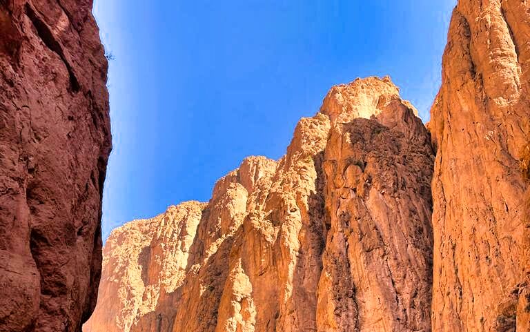 Wandern in der Schlucht in Marokko