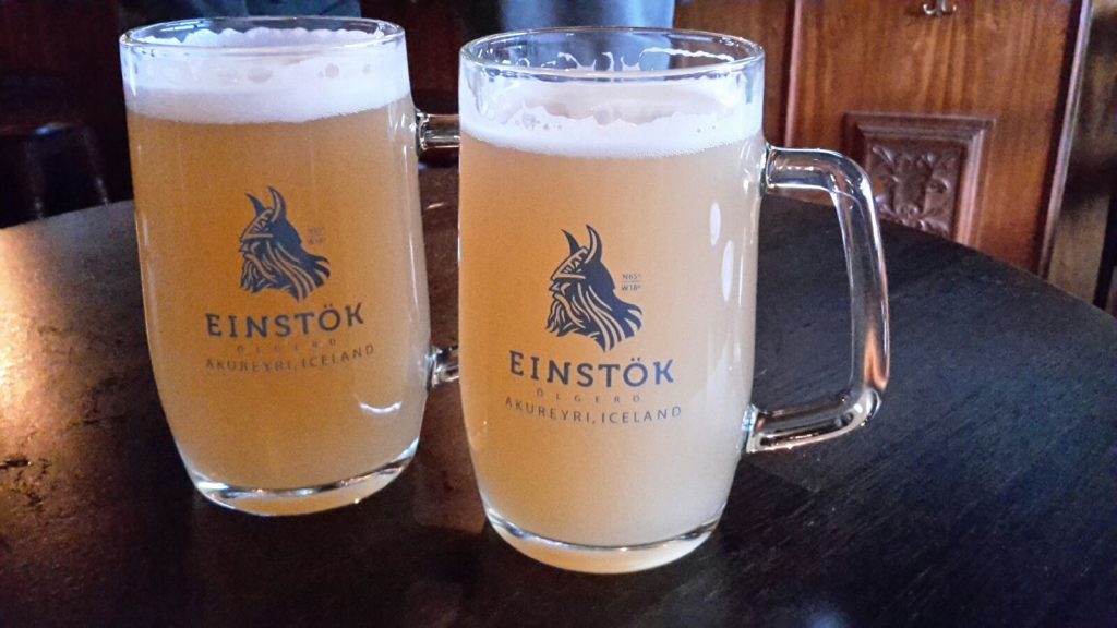 2 Isländische Einstök-Bier stehen auf einem Tisch