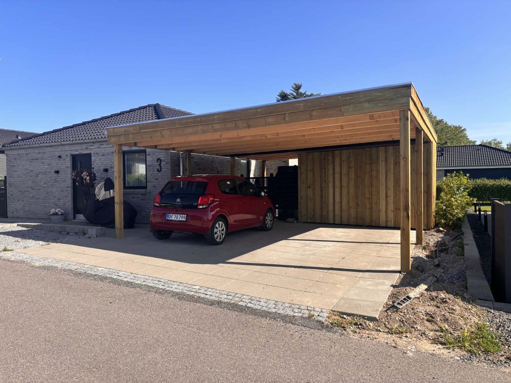 carport med indbygget skur