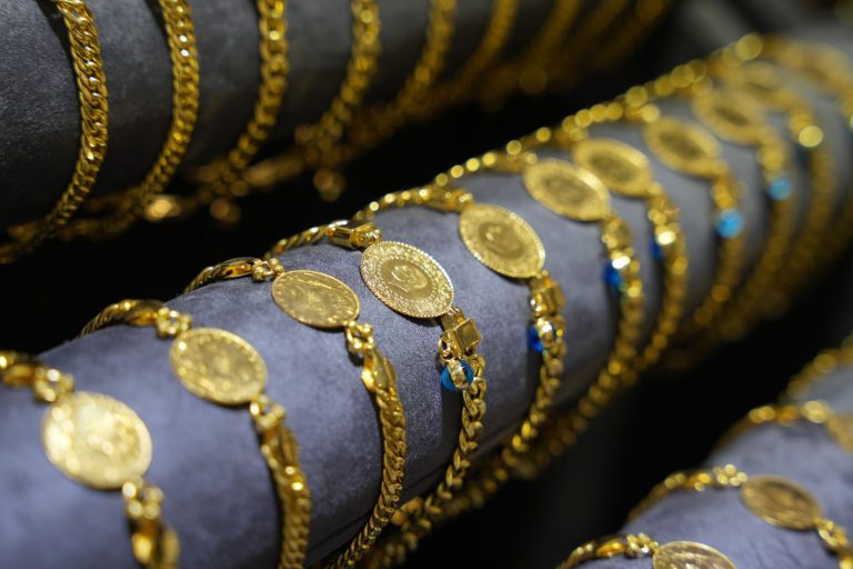 Gouden armbanden met Turkse munten