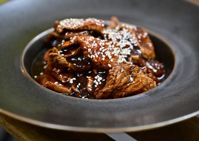 Nua Waan: viande de bœuf caramélisée aux graines de sésame.