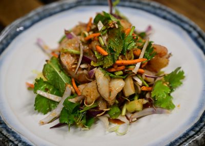 Yam kung : Salade de scampis, sauce de piments grillés, coriandre, menthe, citronnelle, oignons et bâtons de citronnelle