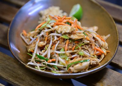 Phàt Thaï Kai : Pâtes de riz, viande sautée de poulet, petits légumes et cacahuètes pilées