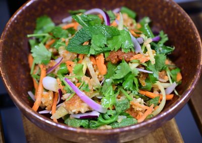 Kao Nem Kook: Salade de riz frit, citronnelle, menthe, coriandre, cacahuètes, gingembre et citron vert