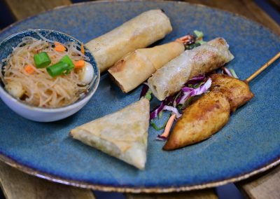 Assortiment d’entrées: Rouleau de scampi, nems (porc et poulet), samosa de légumes & satay de poulet