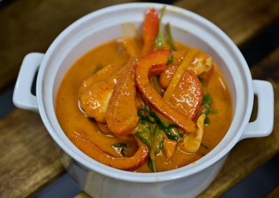 Kaeng Daeng Kai (Curry rouge) : Viande de poulet, basilic thaï, bambou, poivrons, lait de coco et aubergines thaï.