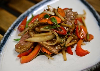 Phàt Chaa Pèt: Canard sauté aux piments, poivrons, basilic, feuilles de citronnelle et kachai