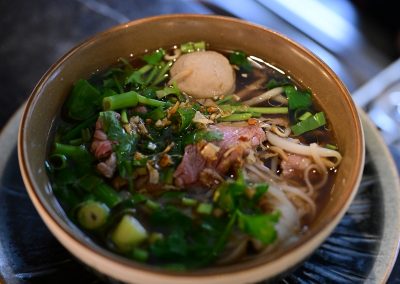 Kwai tio Nua: Soupe de nouilles : pâtes de riz, émincés de bœuf, coriandre et jeunes oignons