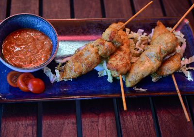 Kay Saté: Brochettes de poulet grillées à la sauce cacahuète