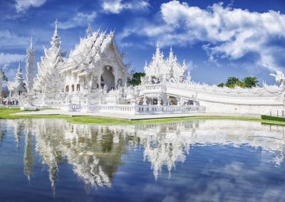 Det hvite tempelet og dets speiling i vannet