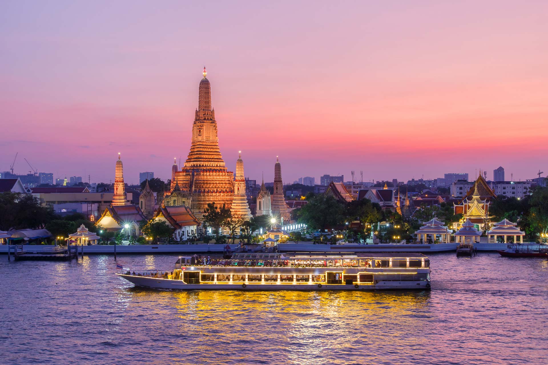 Wat Arun og cruiseskip om natten, Bangkok by, Thailand