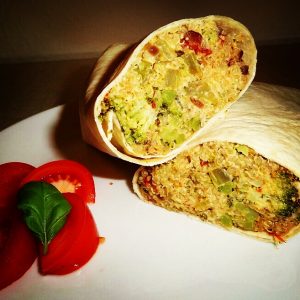 Veganer Burrito mit Quinoa und Cashew-Creme