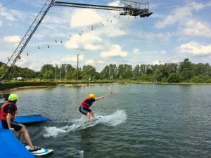 Die ersten Meter sind geschafft. Wakeboarden macht Spaß.