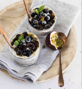 Vegane Vanillecreme mit Früchten statt veganer Blaubeerkuchen. Kein Problem, unser Rezept ist wandelbar.