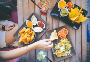 Gesund essen, wenn der Figurkiller Mitbewohner Fast Food schlemmt