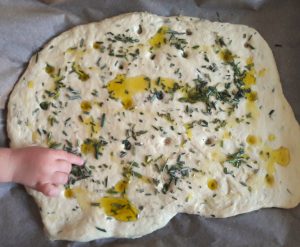 Veganes Focaccia mit frischem Rosmarin & Olivenöl