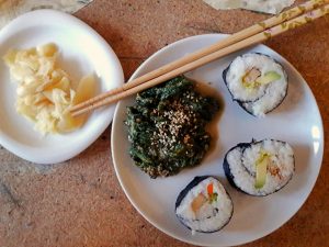 Japanischer Spinatsalat zu veganem Sushi
