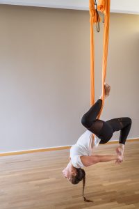 Für die wirklich coolen Aerial Yoga-Posen sollte man etwas Flexibilität mitbringen