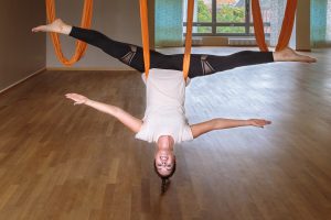 Elena hängt elegant ab beim Aerial Yoga