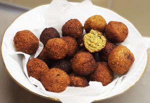 Goldbraun und herrlich duftend: unsere Falafelbällchen für den veganen Falafel Dürüm