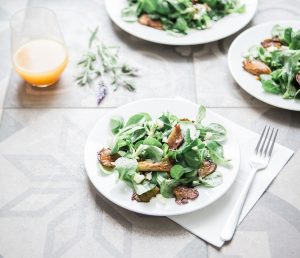 Salat mit Kokosmilch-Salatdressing