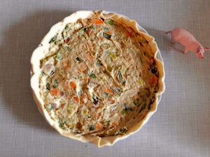 Füllung auf dem Quicheboden verteilen - vegane Quiche