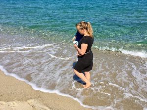 Strandspaziergänge mit Kind auf dem Arm - so bleibe ich fit auf Sardinien