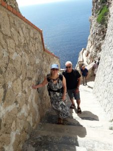 654 Stufen zu Neptuns Grotte halten dich fit auf Sardinien