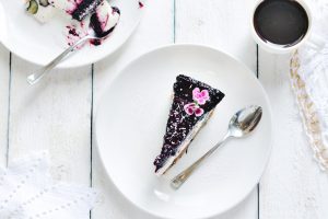 Veganer Cheesecake mit Oreo-Boden & Beeren