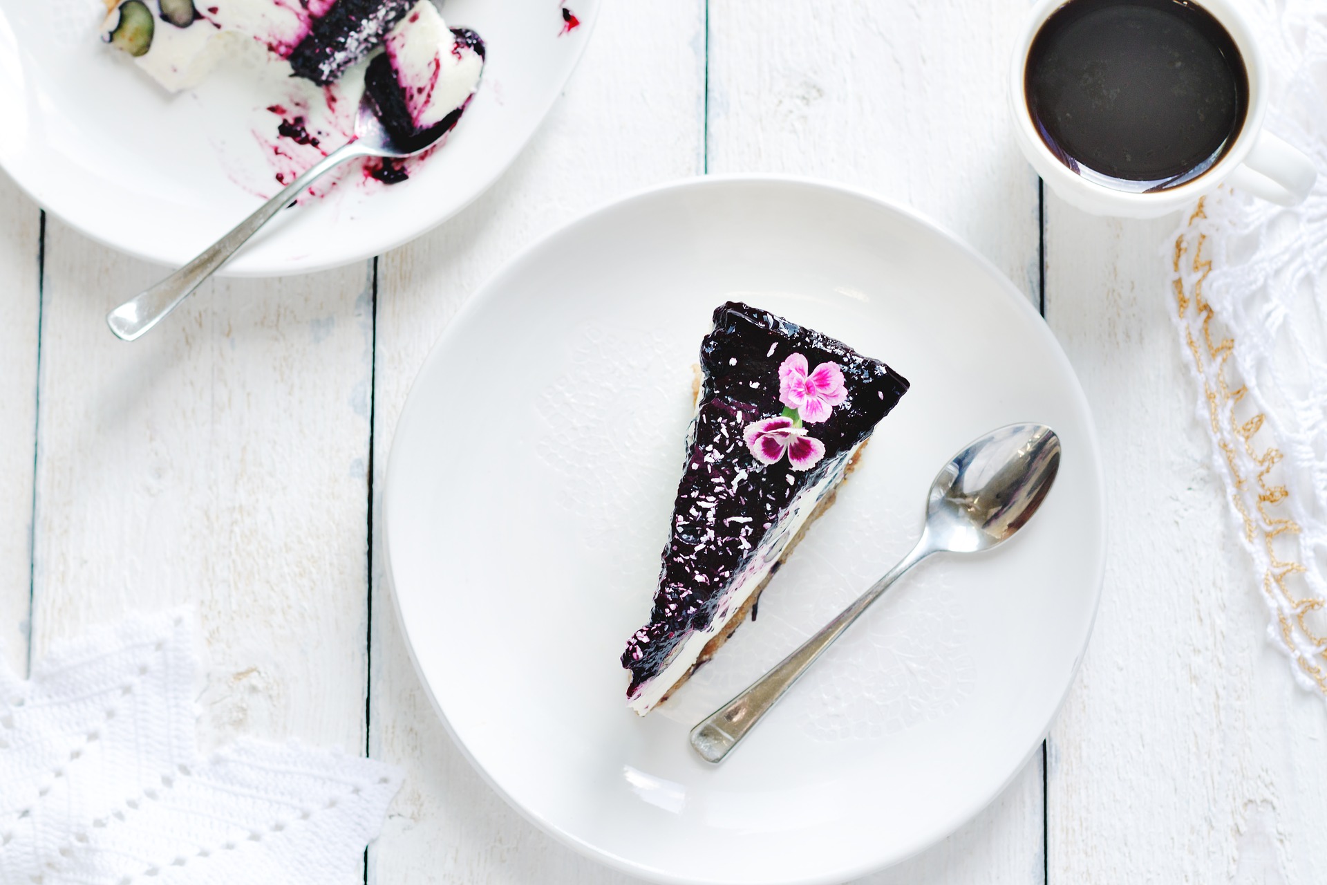 Veganer Cheesecake mit Oreo-Boden & Beeren