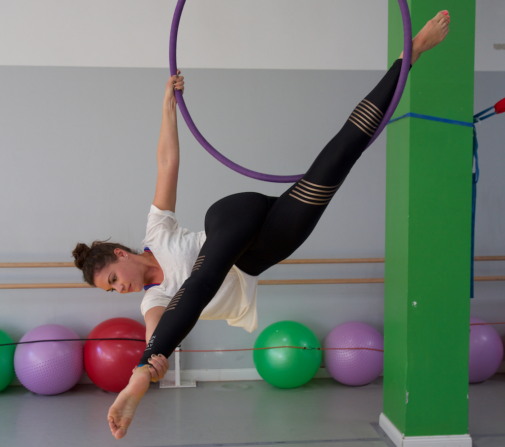 Elena beim Aerial Hoop