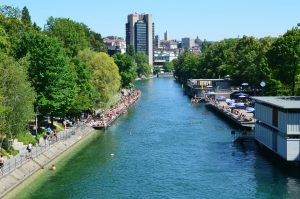 Fit in Zürich in der Badi Oberer Letten