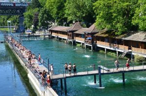 Fit in Zürich in der Badi Unterer Letten 