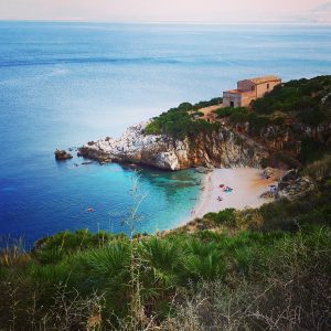 Wandern und Baden im Naturreservat Zingaro hält dich fit auf Sizilien und mach glücklich