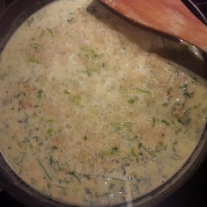 Vegane Käse-Lauch-Hack-Suppe: Mit etwas Soßenbinder/Pfeilwurzelstärke wird deine Suppe schön sämig