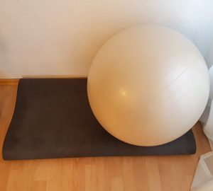 Fitnesshelfer: Gymnastikball & Matte