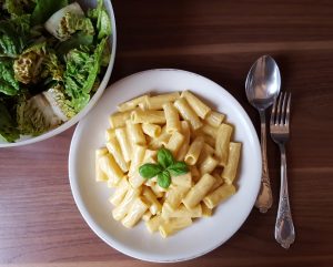 Vegane Mac and Cheese mit Salat