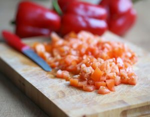 Frische gewürftelte Tomaten für die veganen gefüllten Paprika