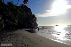 ... wieder hinunter und zur Belohnung Entspannen und Planschen am schänen schwarzen Strand von Anse Couleuvre